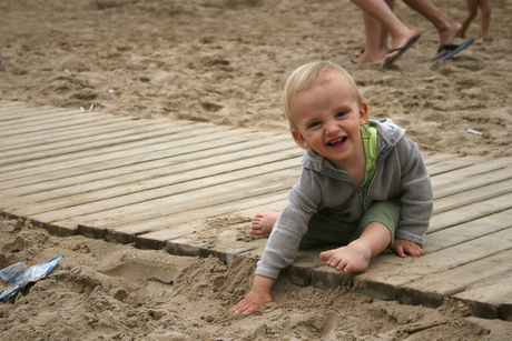 lief kindje aan het spelen op het strand in salou in spanje