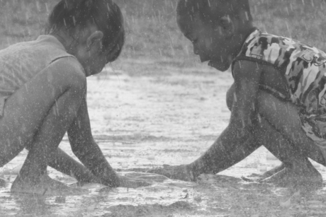 spelen in de regen