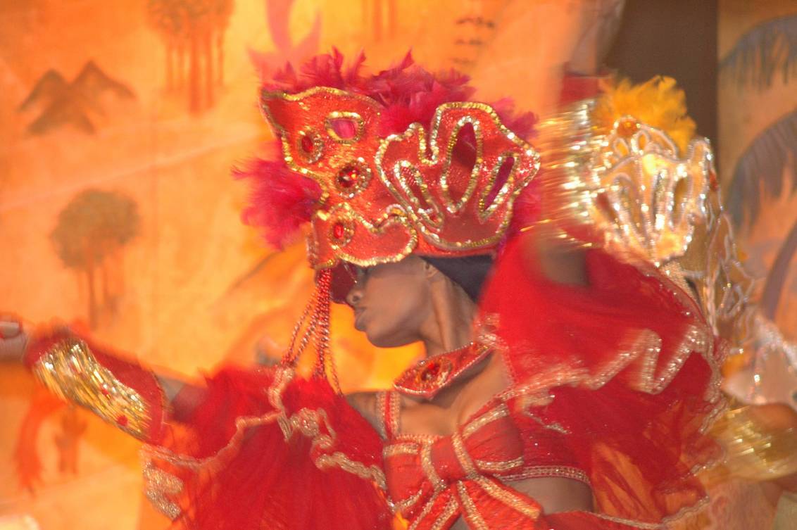 Sambashow in Rio - gemaakt in 2005 in Rio op grote afstand met lange sluitertijd. Ik vind bewegingsonscherpte zelf niet storend. 
Ben benieuwd naar commentaar. Hoop er - foto door jaap70 op 21-02-2008 - deze foto bevat: brazili