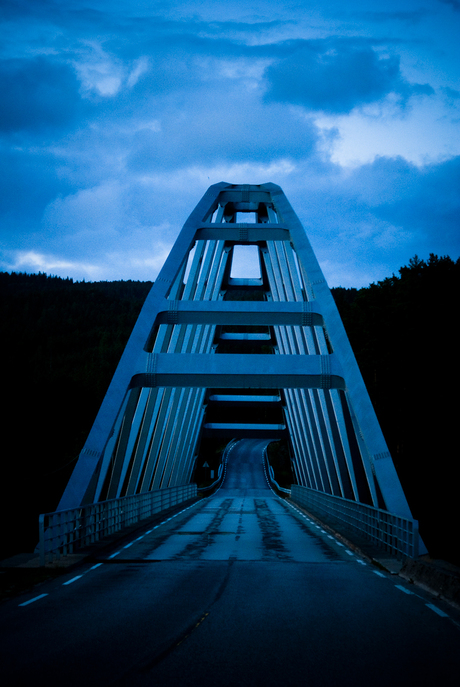 brug evje-kilefjorden NO tijdens de avondschemering