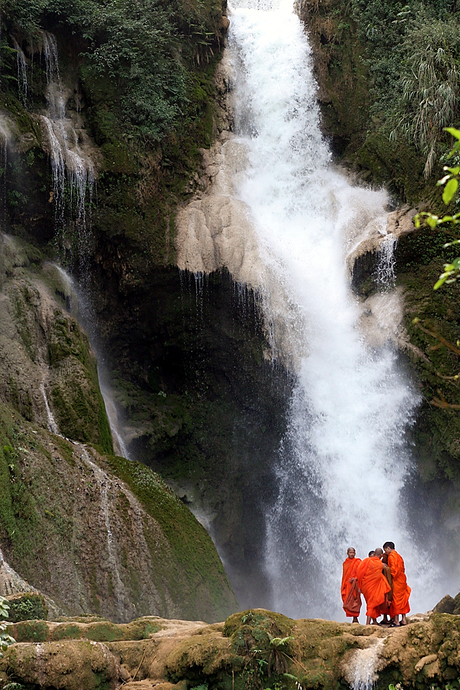 Monniken bij waterval