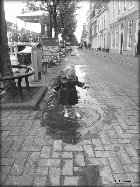 Met de laarsjes in het water.