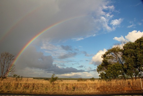 Weersomslag met dubbele regenboog