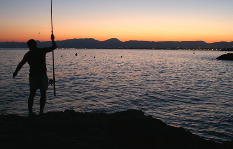 Visser aan de kust van Salou in Spanje