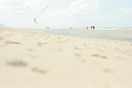 Kitesurfers op het strand
