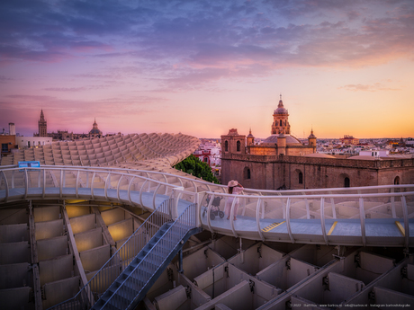 De Metropol Parasol in Sevilla Spanje tijdens de zonsongergang. 