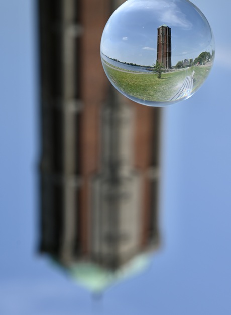 Watertoren gevangen in een glazen bol