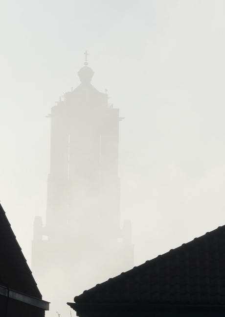 Toren in de mist 