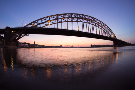 Waalbrug in Nijmegen gefotografeerd met een fisheye lens.