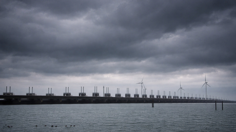 Dreiging boven de Oosterscheldekering