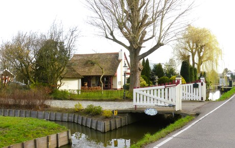 P1300280   De Lier Burgerdijkseweg    B & B   met veel groen er omheen 6 mrt 2026  