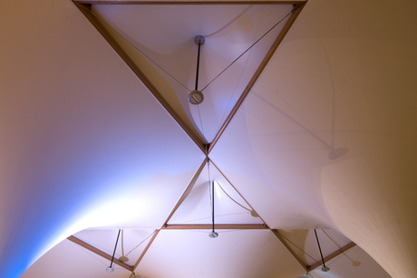 Busstation Utrecht Leidschenrijn in de avond.