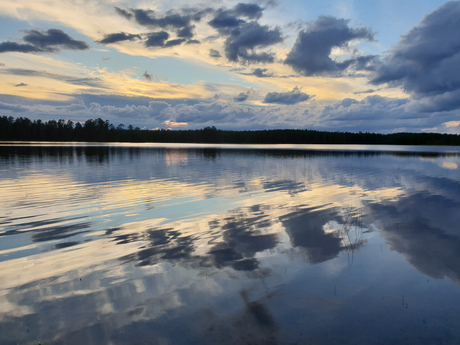 Weerspiegeling in een Fins meer