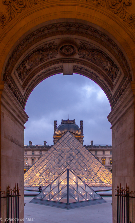 Doorkijk piramides Louvre Parijs bij schemer