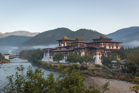 Zicht op een mistige Punakha Dzong