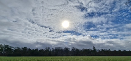 Zon door de wolken 
