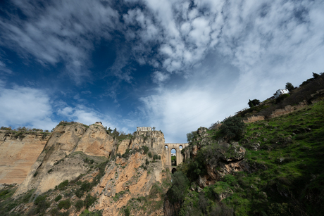 Spectaculair uitzicht vanuit de kloof op de Puente Nuevo