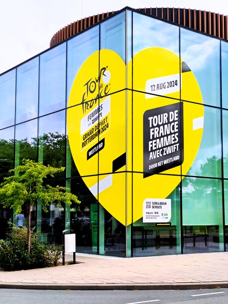 20240809  TOUR de  France  Femmes  poster op Gemeentehuis  Naaldwijk 