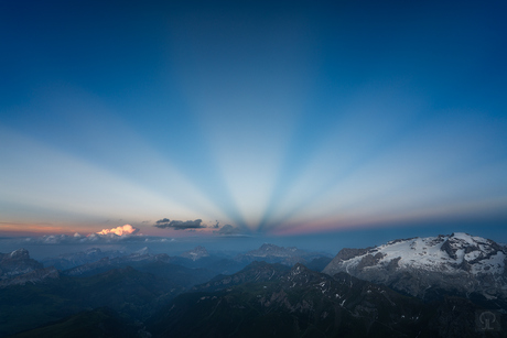 Anticrepuscular Rays