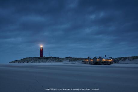 Stormachtig blauwe uurtje op het strand van Texel