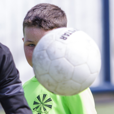 lekker voetballen maar kijk uit voor de fotograaf