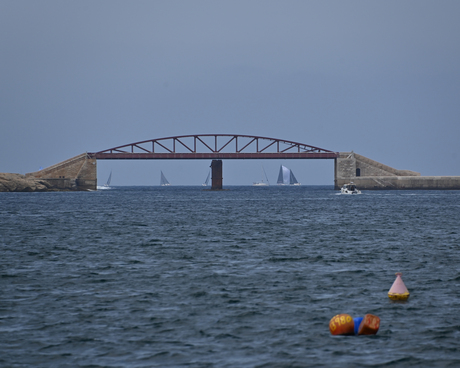 Rode St. Elmo-brug in turkooizen zeewater in de Middellandse Zee