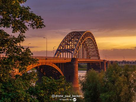 Zonsopgang bij de Waalbrug in Nijmegen 