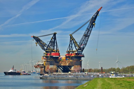De Thialf met de zeesleper Kolga