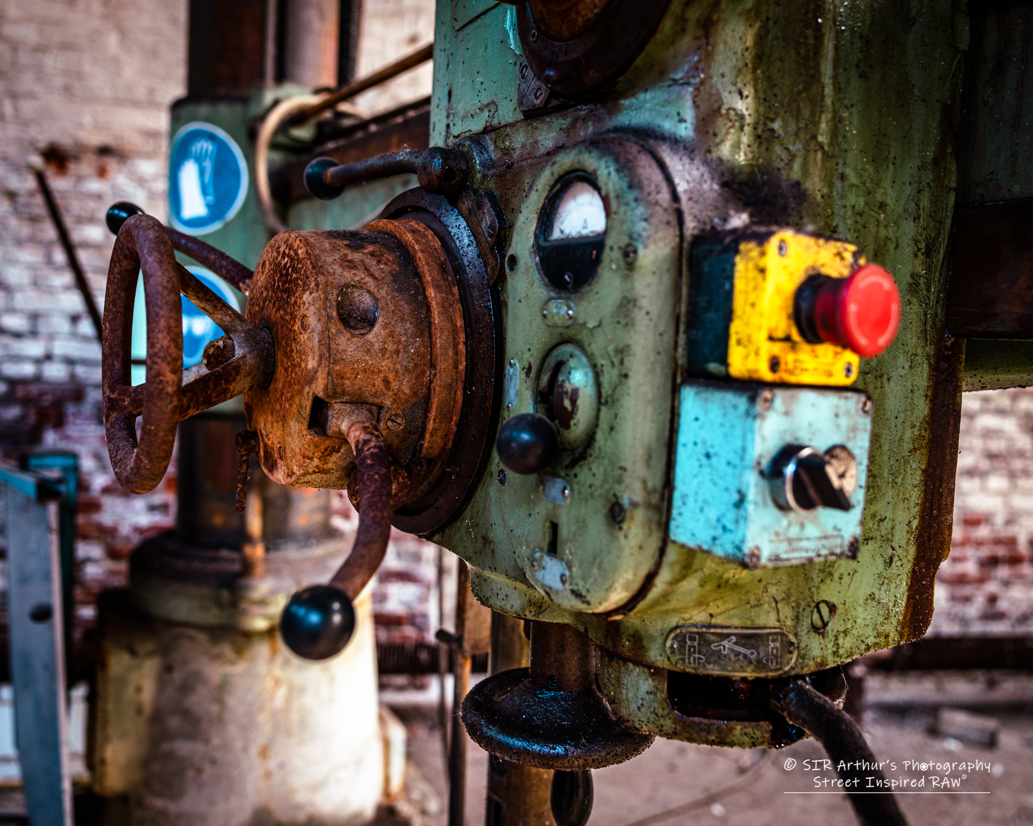 Push the red button… - Bezoekjes aan een verlaten fabriek leveren altijd mooie foto’s op… - foto door Tuurtje-fotografie op 30-07-2023 - locatie: Duitsland - deze foto bevat: fabriek, urbex, urbanexploring, urbx, verval, verlaten, decay, abandoned, urban-exploring, spannend, avontuurlijk, spanning, industrie, industry, industrial, urbanexplorer, avontuur, urbexen, canon, canon eos r5, rf24-70mm f2.8 l is usm, iso 500, diafragma ƒ/2.8, sluitertijd 1/100s, brandpuntafstand 24mm, blauw, motorvoertuig, hout, werktuigmachine, gas, machine, auto-onderdelen, engineering, noot, metaal