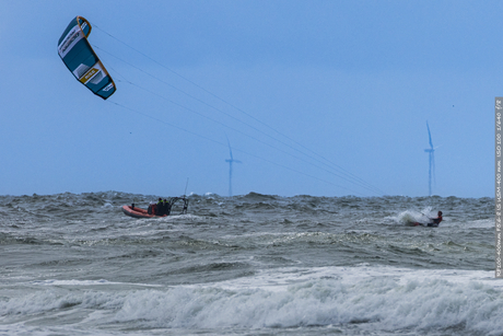 Kitesurfing