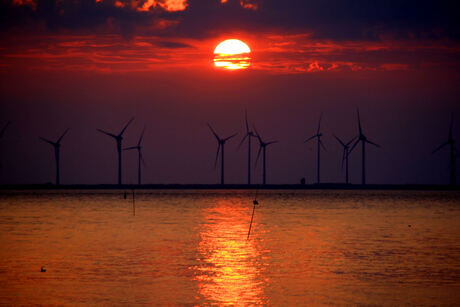 Weerspiegelende zonsondergang