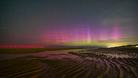 Noorderlicht boven het strand van Egmond aan zee