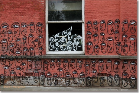 Graffiti op verlaten gebouw in Doel