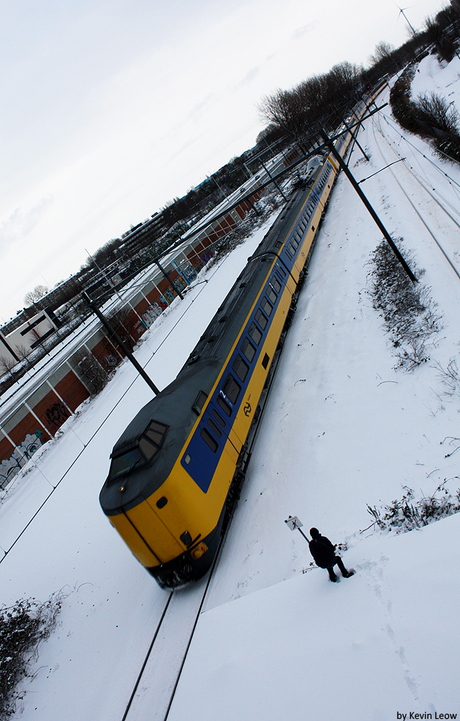 Razende NS trein door de sneeuw