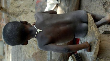 jongen in zuiden van Burkina Faso