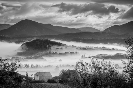 ochtendmist in de Provence, waar de dag zacht begint