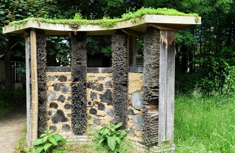 P1240743  Wageningen Arboretum park  Insectenhotel  27 mei 2024 