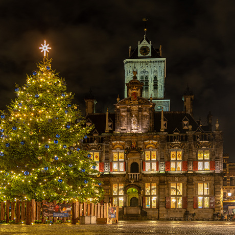 Delft in de avond / met kerstboom