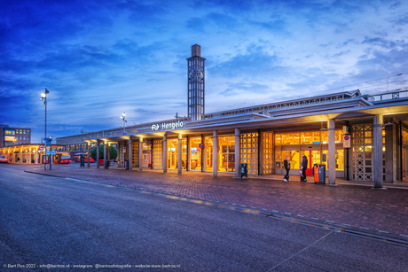 Centraalstation van Hengelo tijdens het blauwe uurtje