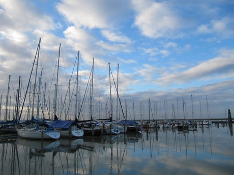 weerspiegeling met bootjes