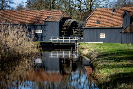Door van Gogh geschilderde watermolen