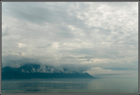 Het meer van Lausanne in de mist