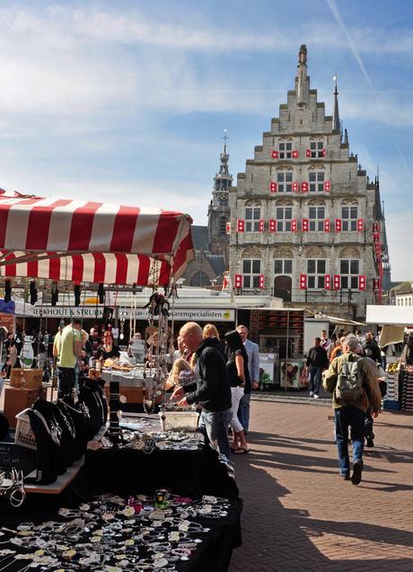 stadhuis Gouda met markt