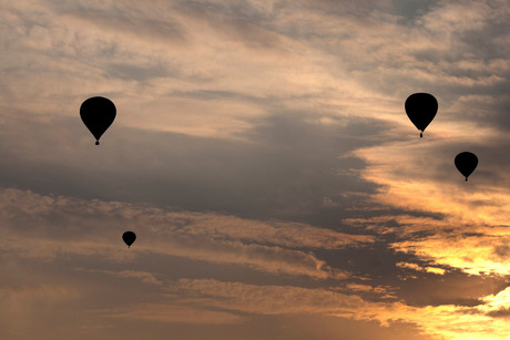 Luchtballonnen boven het dorp 2