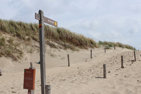 wandelpad naar het strand