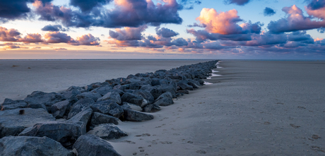Eierlandse Dam onder dreigende avonsdlucht
