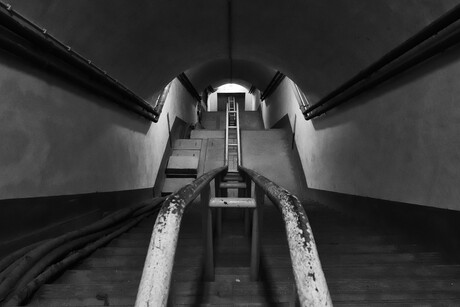 Trappen in Fort Eben-Emael (B&W). 