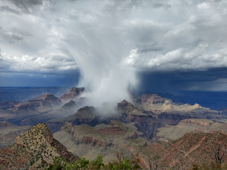 Onweersbui boven de Grand Canyon