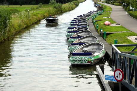 P1250687  Zweth kanaal  net buiten  Kwintsheul  14 E sloepen  op 26 juli 2024  