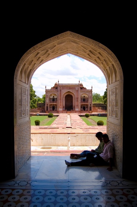 Jongens bij de Itimad-ud-Daulah